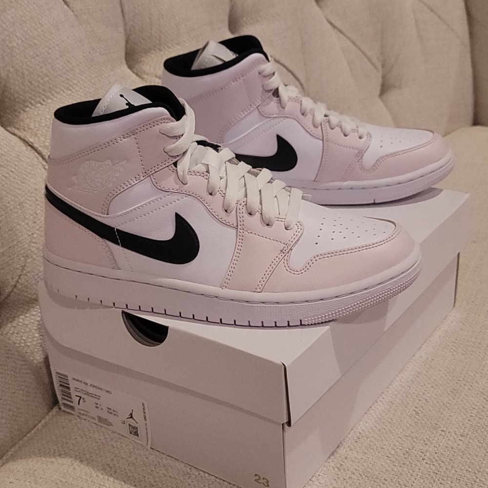 Womens Jordan 1 Mid (Barely Rose)